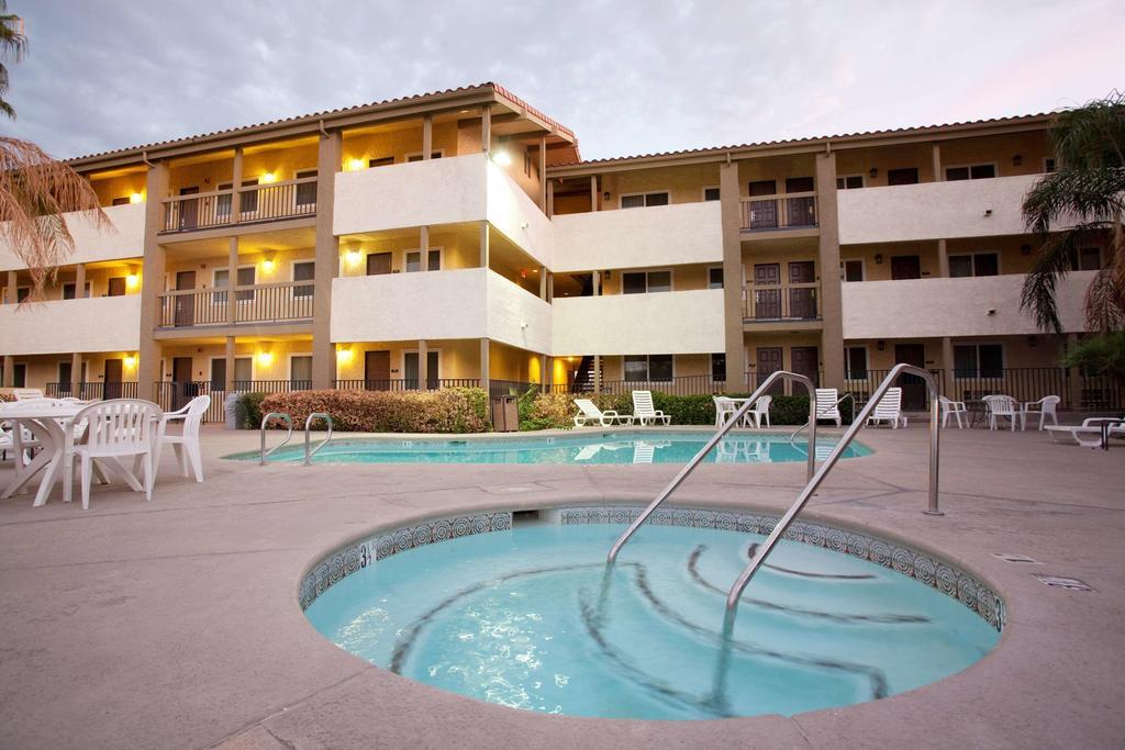 Red Lion Inn & Suites Cathedral City Palm Springs Buitenkant foto